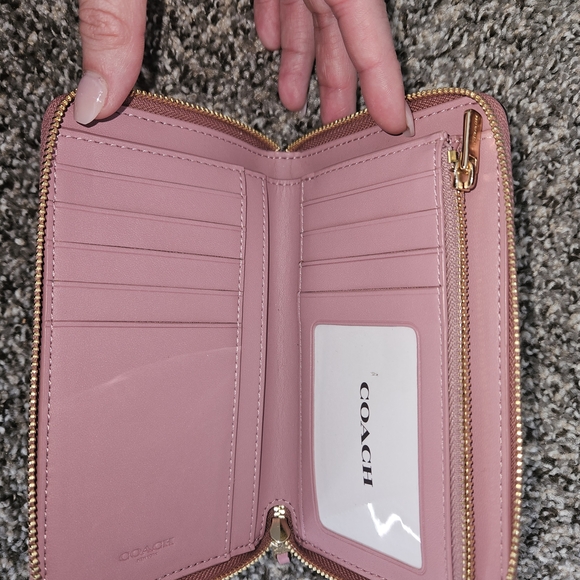 Brand new with tags! This gorgeous Coach Medium ID Zip Wallet is the perfect pop - Picture 2 of 4